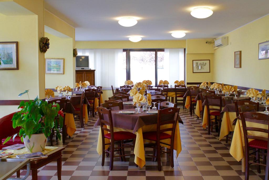 Hotel Certosa Чертоза-ди-Павия Экстерьер фото